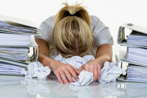 Frau im Büro mit Burnout